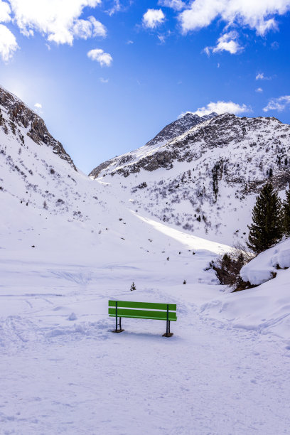 在雪地里坐着图片下载