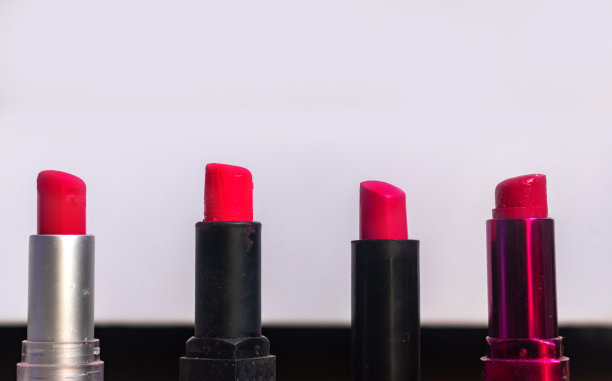 美丽,豪华。现代，高端红色，橙色大胆使用口红孤立在白色背景。有选择性的重点图片下载