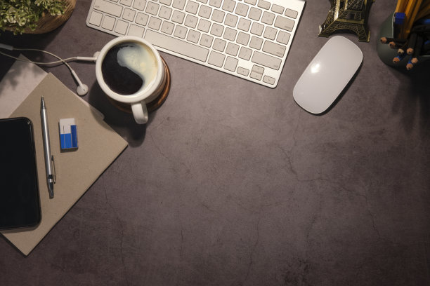 顶视图智能手机，咖啡杯和文具在黑色的桌子上。时尚的工作场所。图片下载