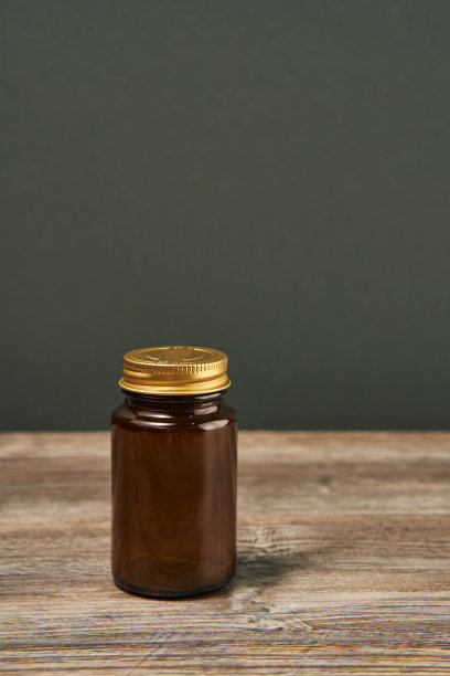 药片桌上的空棕色罐子图片下载