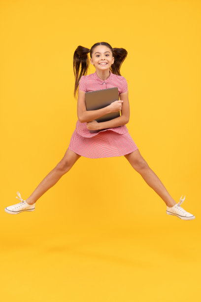 自由的感觉。有乐趣。在线教育。在线购物。自由和能量。图片下载