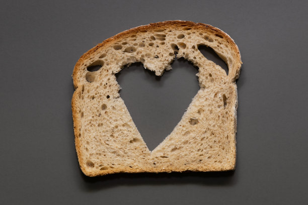黑麦面包有心形洞的面包片图片下载