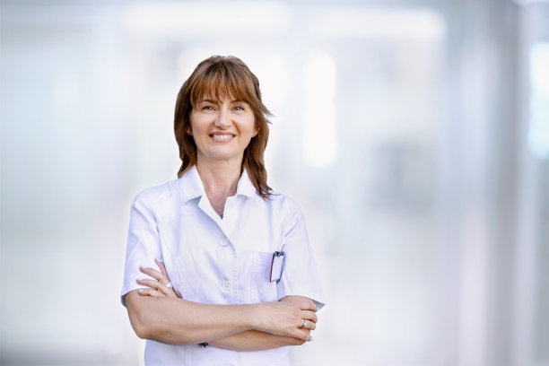 模糊背景上友好的女性卫生保健工作者图片下载