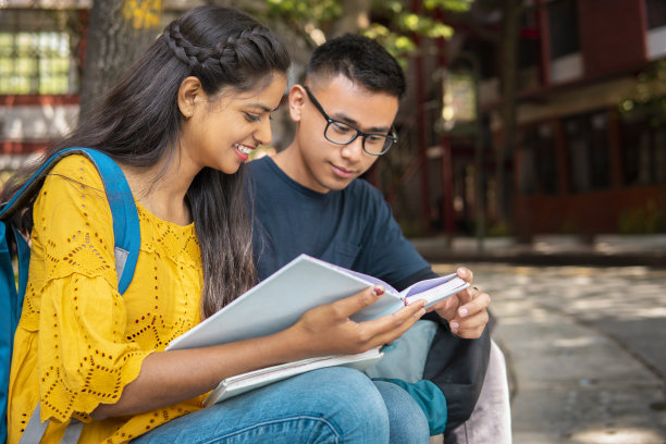 多民族大学生朋友一起在校园学习。图片下载