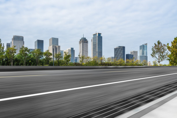 模糊空旷的柏油路和现代化的城市建筑图片下载