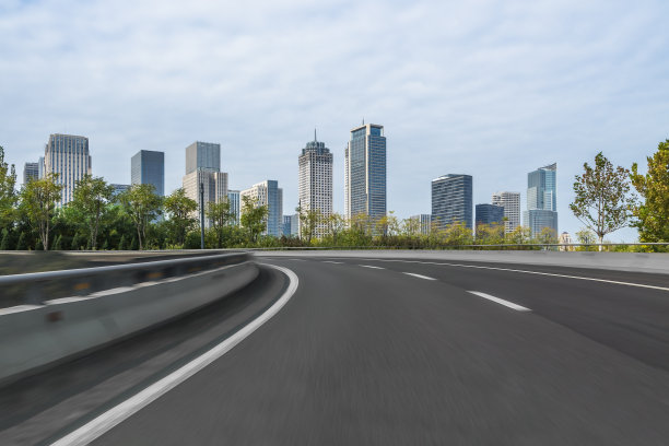 模糊空旷的柏油路和现代化的城市建筑图片下载