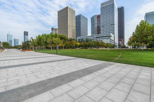 全景天际线和建筑与空的方形地板图片下载