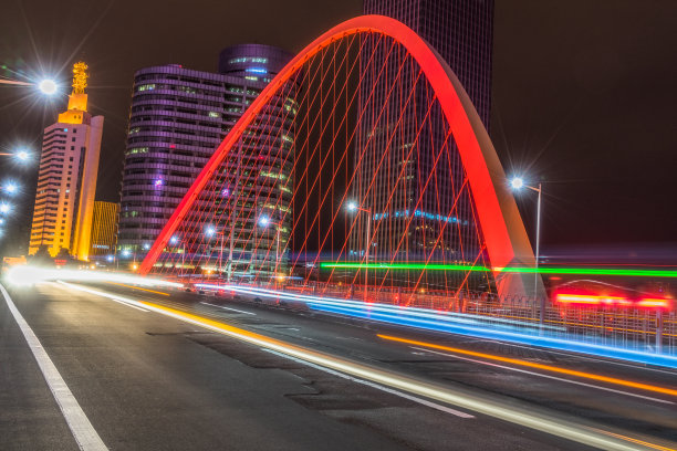 城市夜晚的车灯痕迹图片下载