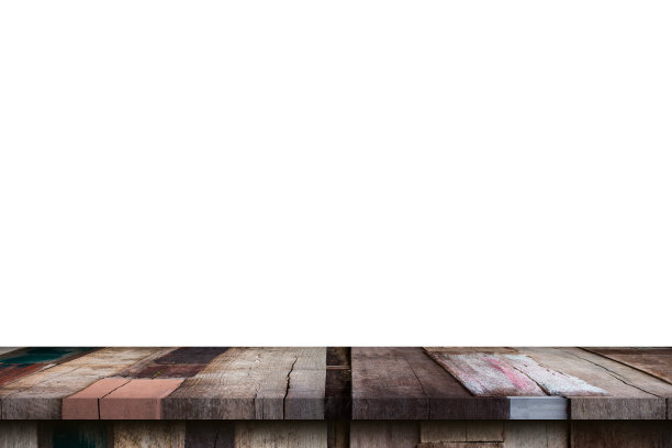 空旧木桌子上孤立的白色背景和展示蒙太奇与复制空间的产品。图片下载