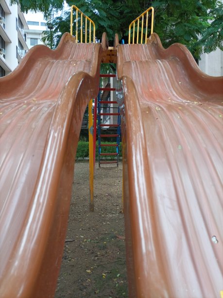 公共公园滑梯，正面，两个波浪滑梯图片下载
