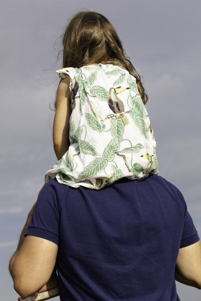 父亲把女儿扛在肩上图片下载