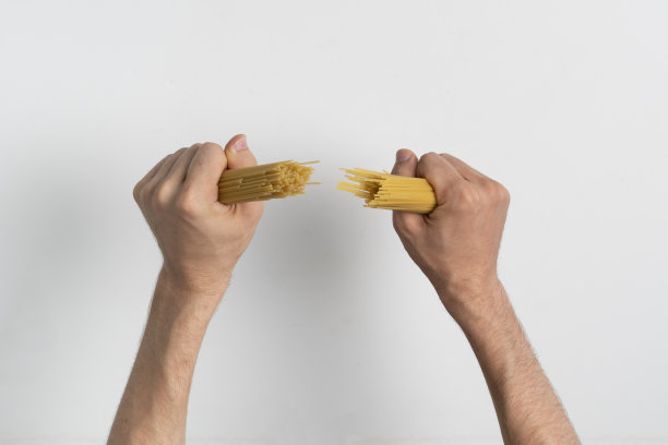 厨师在准备前用手掰开生意大利面图片下载