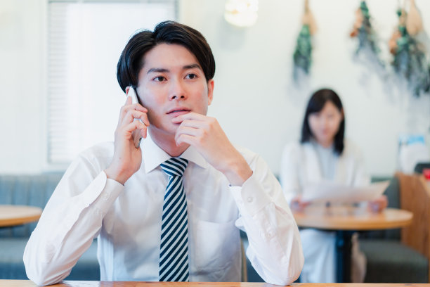 一个在café工作的商人图片下载