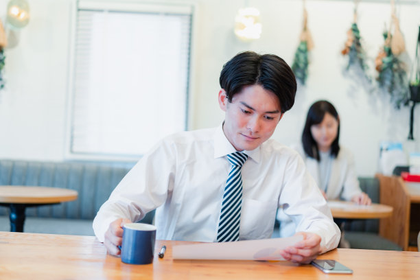 一个在café工作的商人图片下载