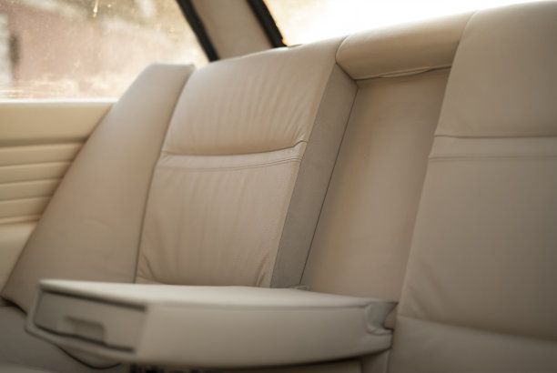 白色皮革汽车内饰，里面是古董车图片下载