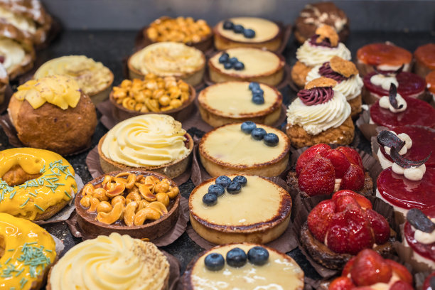 水果和浆果蛋糕和餐巾纸。从上面看侧面。图片下载