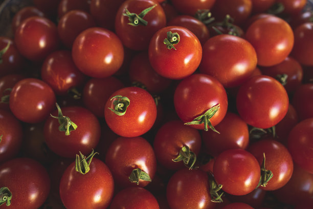 在阳光下，木桌上放满了成熟的圣女果图片下载