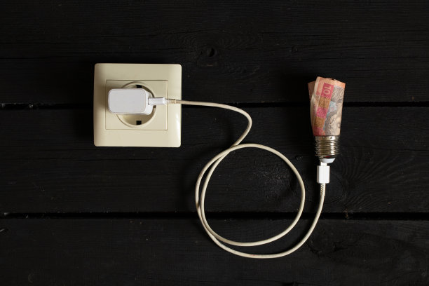 乌克兰的十格里夫纳是用电缆连接到墙上的一个插座上的，电价、用电量图片下载