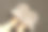 女性的脚和灰色柔软的室内拖鞋在灰色的地毯上，室内鞋特写图片下载