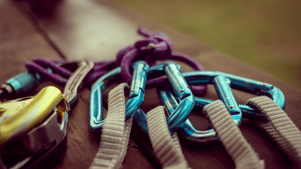 木制背景的攀爬设备图片下载