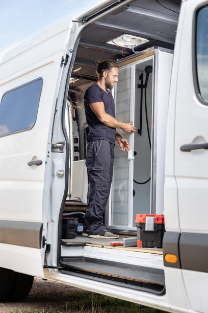 一个在露营车里修淋浴房的人图片下载