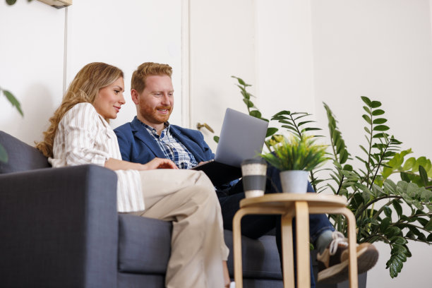 商务人士一起使用笔记本电脑工作图片下载