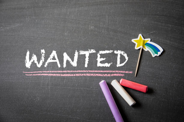 想要的。黑色黑板上的文字和彩色粉笔图片下载