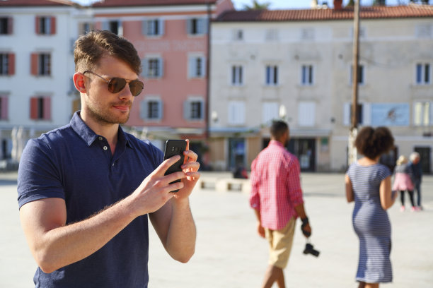 游客在城市广场拍照图片下载