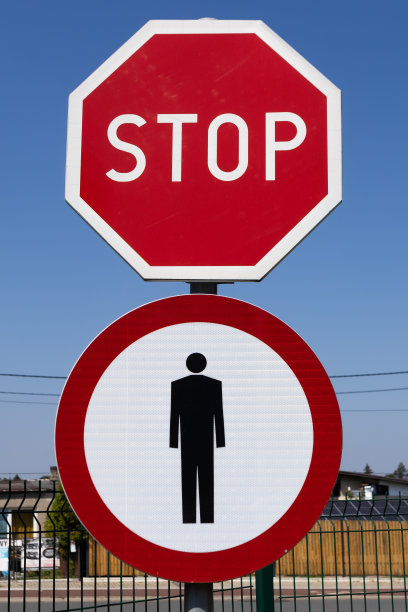 波兰西里西亚省别尔斯科08.16.2022停车标志和禁止行人通行标志图片下载