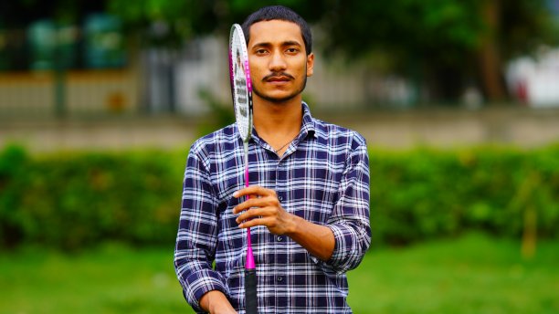羽毛球运动员手持羽毛球拍的肖像图片下载