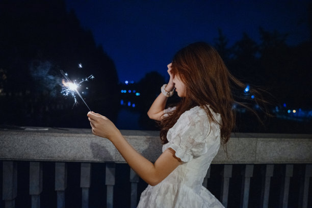 夜晚的亚洲女性图片下载