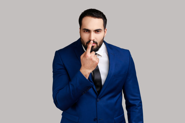 男人用怀疑的目光和触摸鼻子，表示你是骗子，怀疑谎言。图片下载