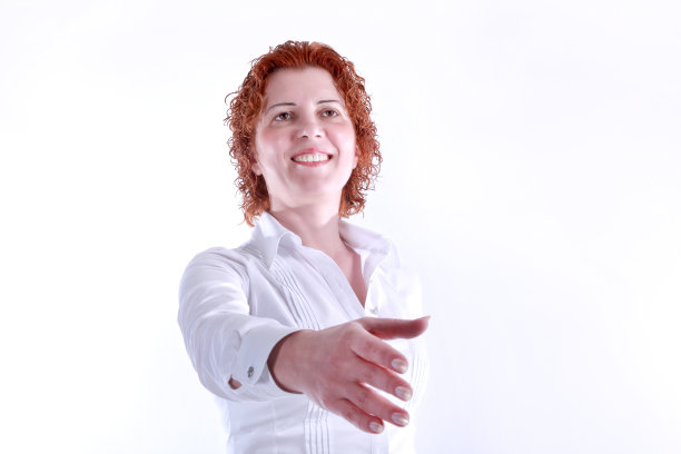 白人女商人在白色背景上握手的肖像图片下载