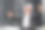作为工程师或技术人员的高级男子惊讶地张开双臂，站在建筑工地的屋顶上。图片下载