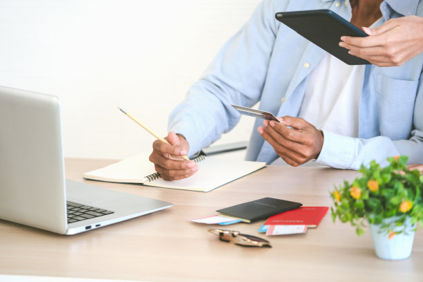 专注于使用信用卡的亚洲夫妇使用笔记本电脑计划和购买机票旅行图片下载