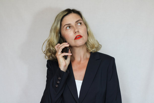 白底上漂亮的金发中年女人图片下载