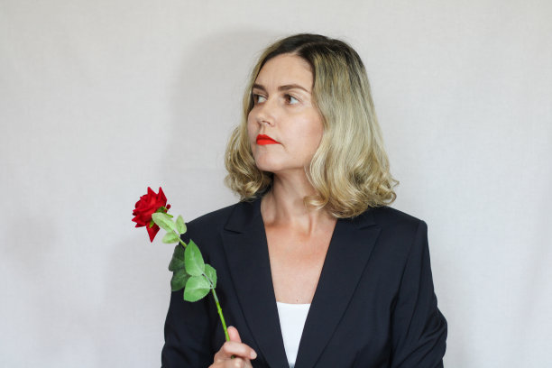 白底上漂亮的金发中年女人图片下载