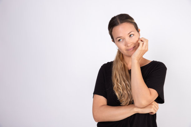 可疑的中年妇女的肖像穿着黑色上衣图片下载