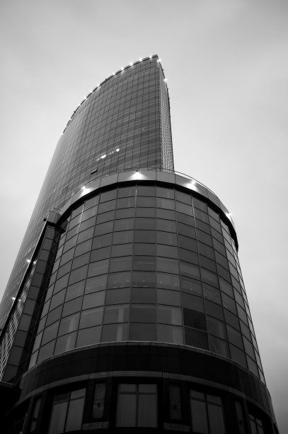 不同寻常的建筑，有很多窗户和有趣的建筑图片下载