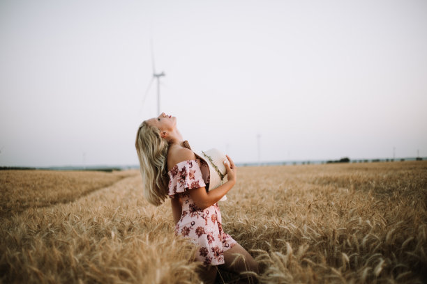 麦田里的年轻女子图片下载