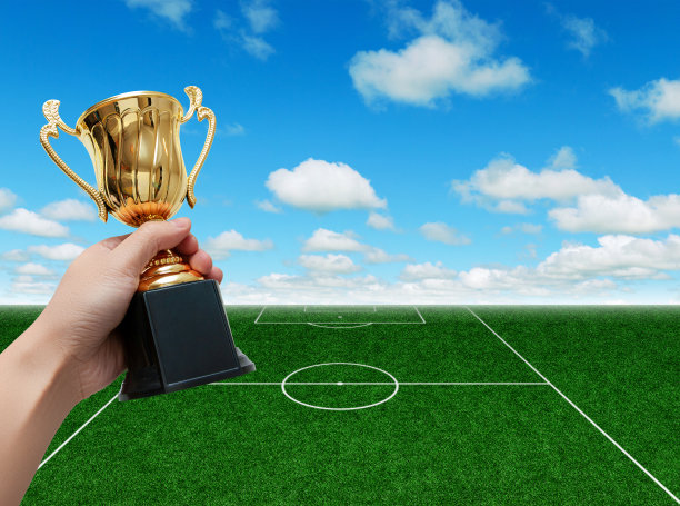 在足球场上手捧金杯图片下载