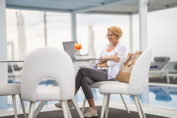 现代成熟的女人图片下载