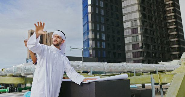 阿拉伯男性工程师与非洲裔美国女性承包商协商，检查和维护建筑的空气、水和电力管道系统。蓝领工人图片下载