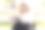 亚洲女商人坐在公园里用笔记本电脑工作感到焦虑。图片下载