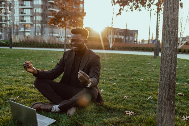 年轻的商人们在商务会议前要冷静下来图片下载