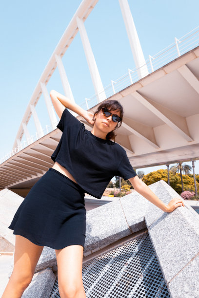 年轻女子摆出的姿势很酷图片下载