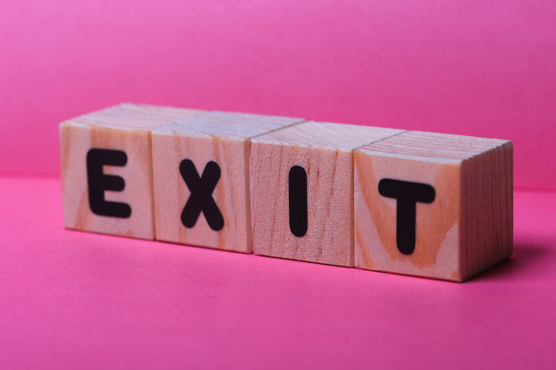 木制立方体上的出口字图片下载