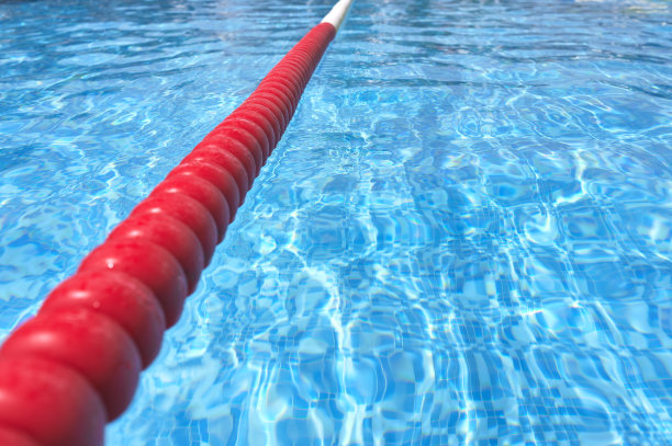 在游泳池中分隔泳道的灯塔或浮标图片下载