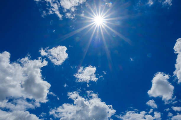 盛夏的阳光和蔚蓝的天空，倾泻而下的紫外线，强烈的阳光。图片下载