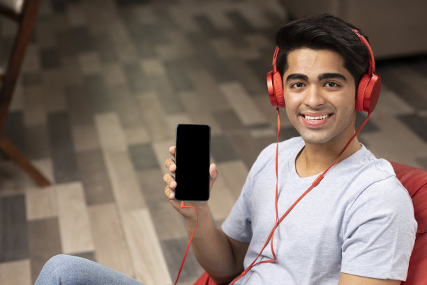 年轻人在家听音乐，库存照片图片下载